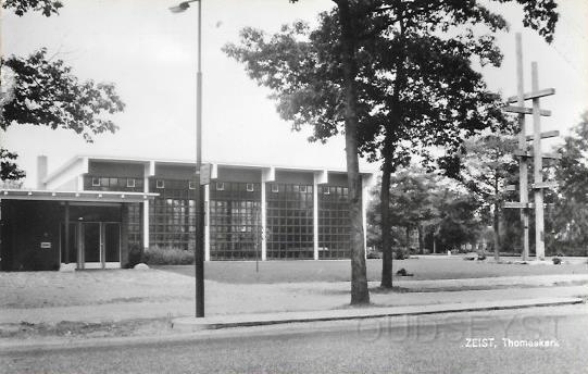 Kerken Zeist0002, Thomaskerk 1965.jpg - De Thomaskerk in gebouwd door architect M.F. Duintjer in 1962. Midden in de wijk hoge Dennen staat de kerk. Een glazen gebouw waar je dwars doorheen kunt kijken, met opzet om de openheid te onderstrepen. Oktober 2015 sloot koster Jan Drost voor de laatste keer de deuren van de kerkzaal. Dominees Hans Kroonenburg en Roel Bosch leidden de dienst. Thans is de kerk een gemeentelijk monument.